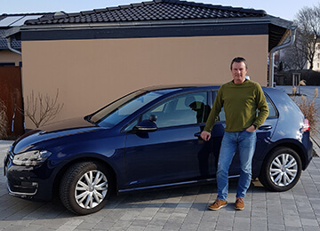 dunkelblauer VW Golf