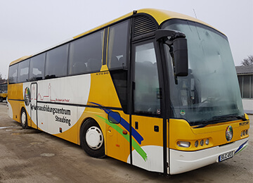 gelber Neoplan Bus